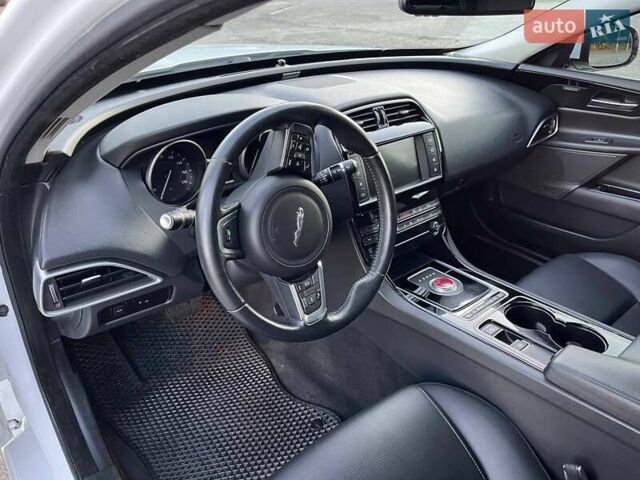 Белый Ягуар XE, объемом двигателя 2 л и пробегом 68 тыс. км за 16700 $, фото 23 на Automoto.ua