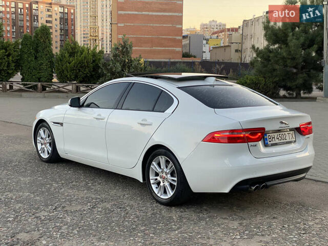 Белый Ягуар XE, объемом двигателя 2 л и пробегом 133 тыс. км за 14800 $, фото 5 на Automoto.ua