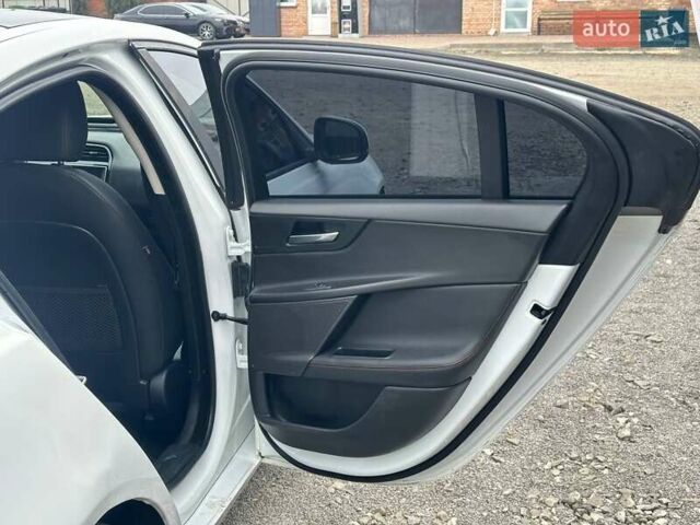 Білий Ягуар XE, об'ємом двигуна 0 л та пробігом 89 тис. км за 11300 $, фото 24 на Automoto.ua