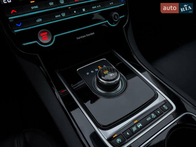 Белый Ягуар XE, объемом двигателя 2 л и пробегом 57 тыс. км за 14500 $, фото 13 на Automoto.ua