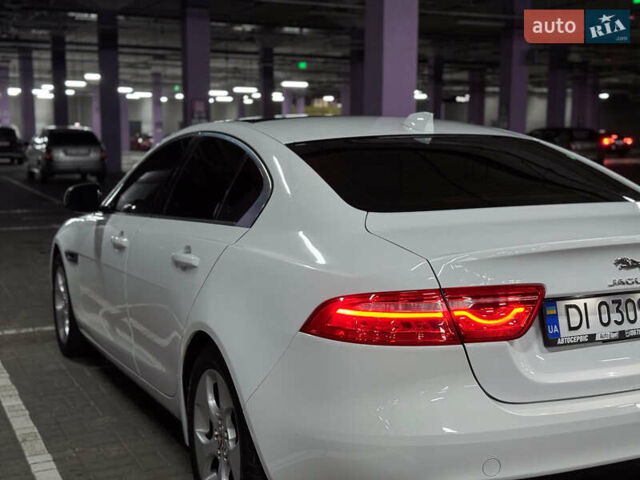 Белый Ягуар XE, объемом двигателя 2 л и пробегом 57 тыс. км за 14500 $, фото 4 на Automoto.ua