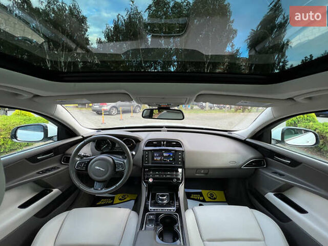 Белый Ягуар XE, объемом двигателя 2 л и пробегом 82 тыс. км за 14300 $, фото 12 на Automoto.ua