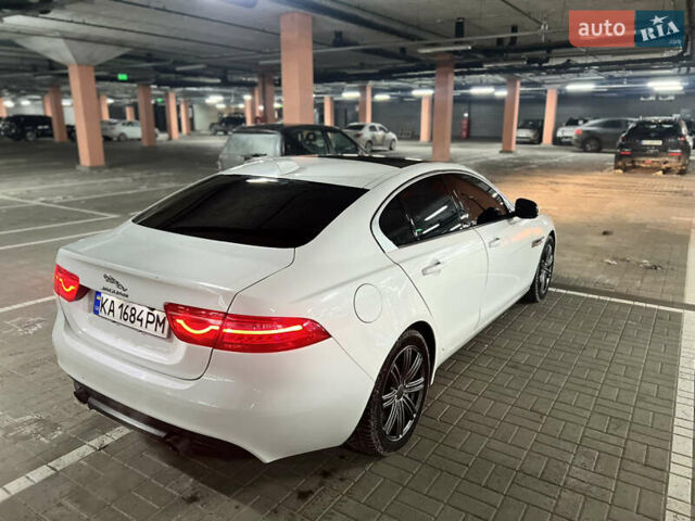 Белый Ягуар XE, объемом двигателя 2 л и пробегом 140 тыс. км за 15200 $, фото 6 на Automoto.ua