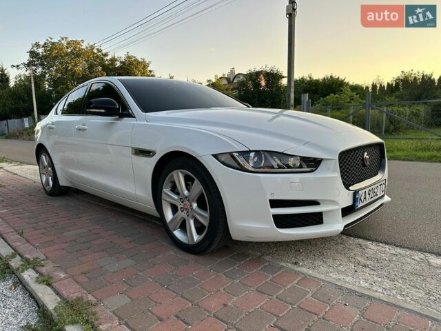 Белый Ягуар XE, объемом двигателя 2 л и пробегом 89 тыс. км за 15999 $, фото 1 на Automoto.ua