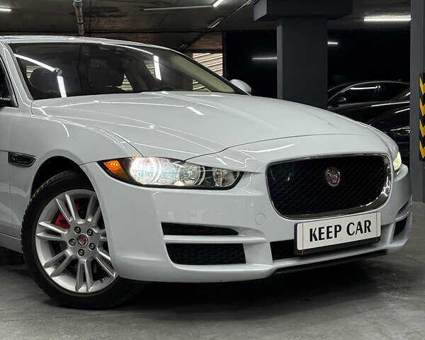 Белый Ягуар XE, объемом двигателя 2 л и пробегом 79 тыс. км за 17500 $, фото 2 на Automoto.ua