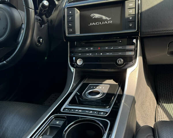 Белый Ягуар XE, объемом двигателя 2 л и пробегом 197 тыс. км за 15700 $, фото 3 на Automoto.ua