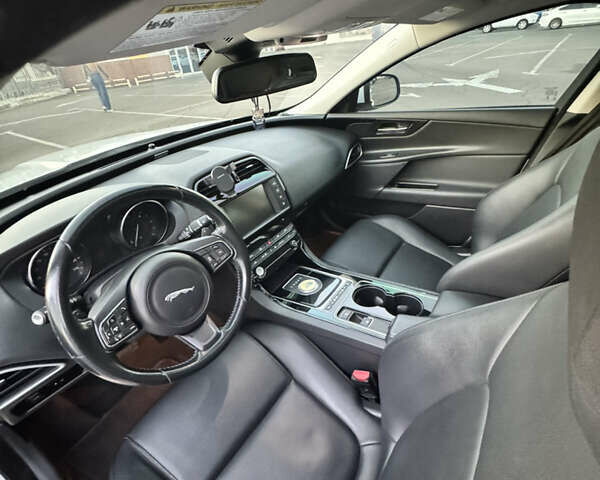 Белый Ягуар XE, объемом двигателя 2 л и пробегом 100 тыс. км за 15500 $, фото 19 на Automoto.ua