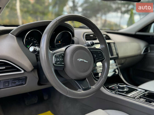 Белый Ягуар XE, объемом двигателя 2 л и пробегом 82 тыс. км за 14300 $, фото 16 на Automoto.ua