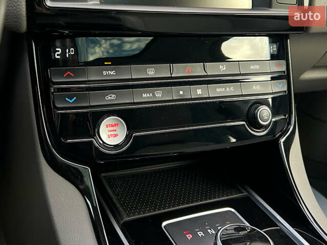 Белый Ягуар XE, объемом двигателя 2 л и пробегом 82 тыс. км за 14300 $, фото 17 на Automoto.ua