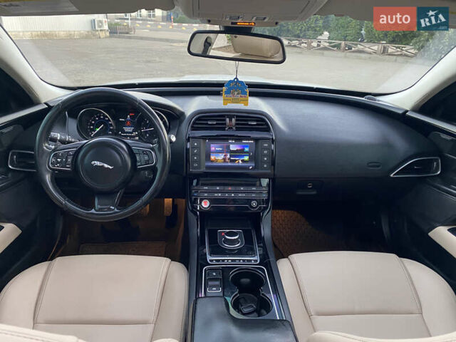 Белый Ягуар XE, объемом двигателя 2 л и пробегом 133 тыс. км за 14800 $, фото 13 на Automoto.ua