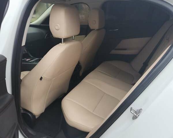 Белый Ягуар XE, объемом двигателя 2 л и пробегом 158 тыс. км за 15800 $, фото 6 на Automoto.ua