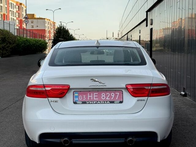 Белый Ягуар XE, объемом двигателя 2 л и пробегом 150 тыс. км за 9900 $, фото 6 на Automoto.ua