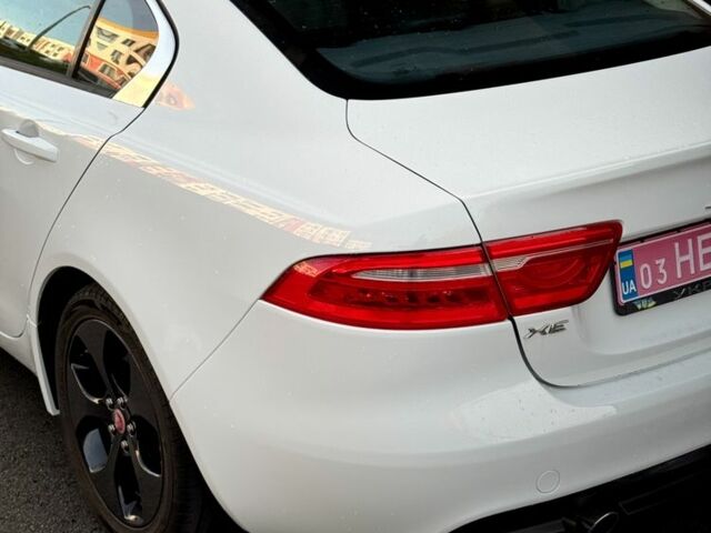 Белый Ягуар XE, объемом двигателя 2 л и пробегом 150 тыс. км за 9900 $, фото 5 на Automoto.ua