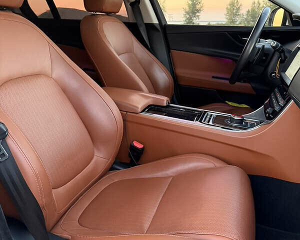 Белый Ягуар XE, объемом двигателя 3 л и пробегом 90 тыс. км за 24500 $, фото 9 на Automoto.ua