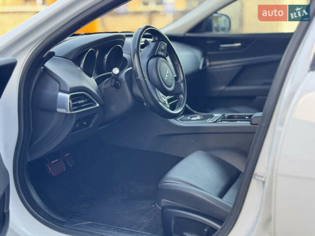 Белый Ягуар XE, объемом двигателя 3 л и пробегом 100 тыс. км за 18000 $, фото 20 на Automoto.ua