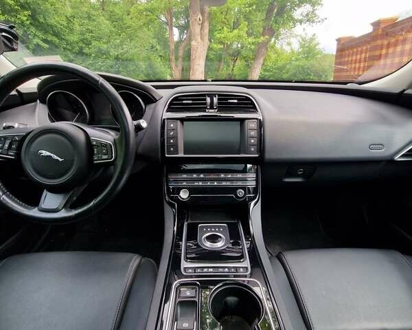 Білий Ягуар XE, об'ємом двигуна 2 л та пробігом 57 тис. км за 13500 $, фото 6 на Automoto.ua
