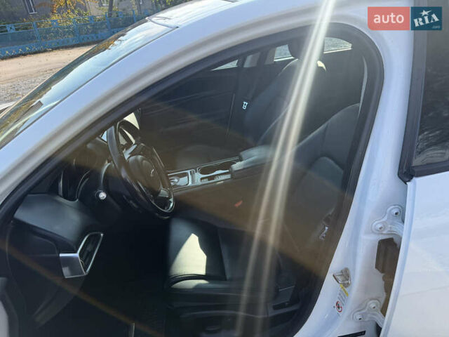 Ягуар XE 2017 в Ровно на Automoto.ua Белый Ягуар XE, объемом двигателя 2 л и пробегом 155 тыс. км за 11500 $, фото 17 на Automoto.ua