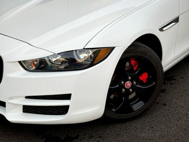 Белый Ягуар XE, объемом двигателя 2 л и пробегом 150 тыс. км за 9900 $, фото 1 на Automoto.ua