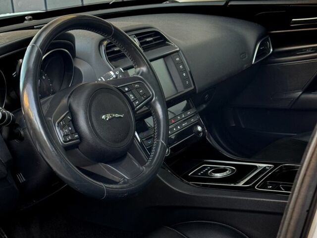 Белый Ягуар XE, объемом двигателя 2 л и пробегом 150 тыс. км за 9900 $, фото 8 на Automoto.ua