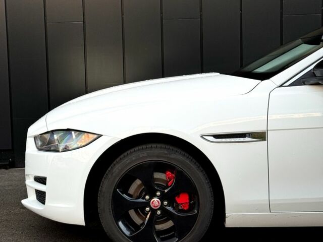 Белый Ягуар XE, объемом двигателя 2 л и пробегом 150 тыс. км за 9900 $, фото 15 на Automoto.ua