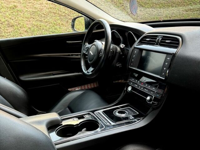 Белый Ягуар XE, объемом двигателя 2 л и пробегом 150 тыс. км за 9900 $, фото 11 на Automoto.ua