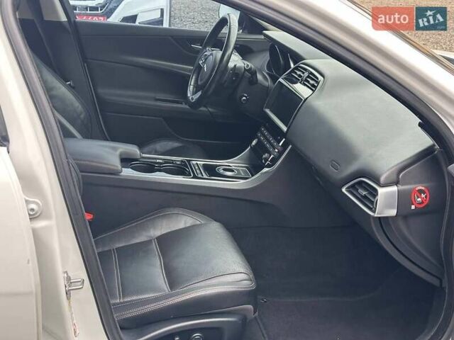 Білий Ягуар XE, об'ємом двигуна 0 л та пробігом 89 тис. км за 11300 $, фото 32 на Automoto.ua