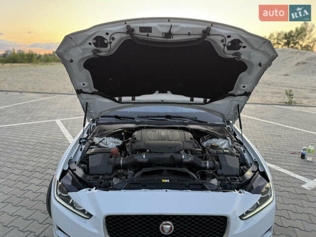 Белый Ягуар XE, объемом двигателя 3 л и пробегом 90 тыс. км за 24500 $, фото 18 на Automoto.ua