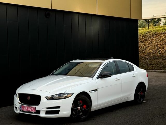 Белый Ягуар XE, объемом двигателя 2 л и пробегом 150 тыс. км за 9900 $, фото 2 на Automoto.ua
