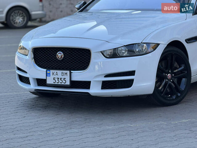 Белый Ягуар XE, объемом двигателя 3 л и пробегом 100 тыс. км за 18000 $, фото 2 на Automoto.ua