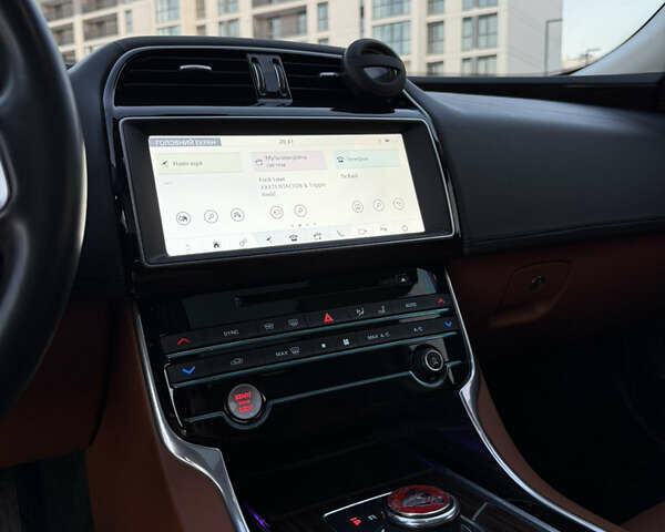 Белый Ягуар XE, объемом двигателя 3 л и пробегом 90 тыс. км за 24500 $, фото 14 на Automoto.ua
