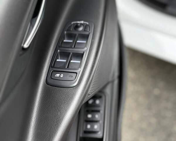 Белый Ягуар XE, объемом двигателя 3 л и пробегом 101 тыс. км за 14900 $, фото 20 на Automoto.ua