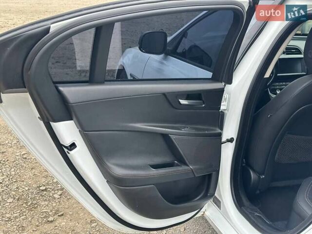 Білий Ягуар XE, об'ємом двигуна 0 л та пробігом 89 тис. км за 11300 $, фото 18 на Automoto.ua