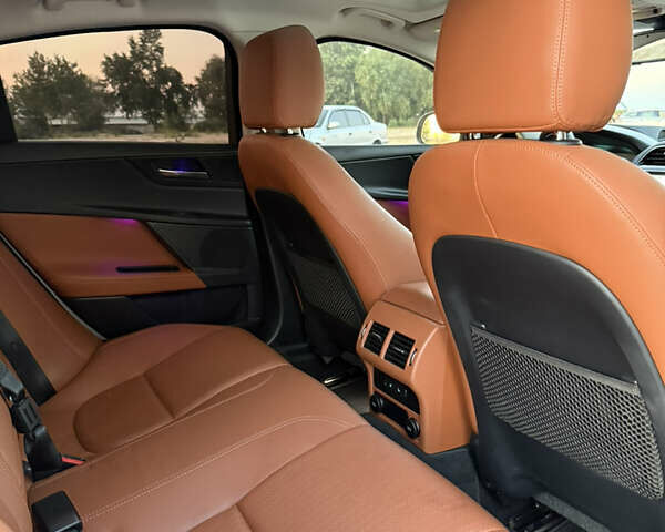 Белый Ягуар XE, объемом двигателя 3 л и пробегом 90 тыс. км за 24500 $, фото 11 на Automoto.ua