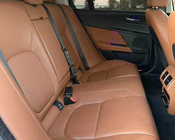 Белый Ягуар XE, объемом двигателя 3 л и пробегом 90 тыс. км за 24500 $, фото 13 на Automoto.ua