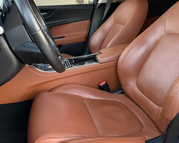 Белый Ягуар XE, объемом двигателя 3 л и пробегом 90 тыс. км за 24500 $, фото 7 на Automoto.ua
