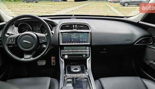 Білий Ягуар XE, об'ємом двигуна 2 л та пробігом 129 тис. км за 15300 $, фото 46 на Automoto.ua