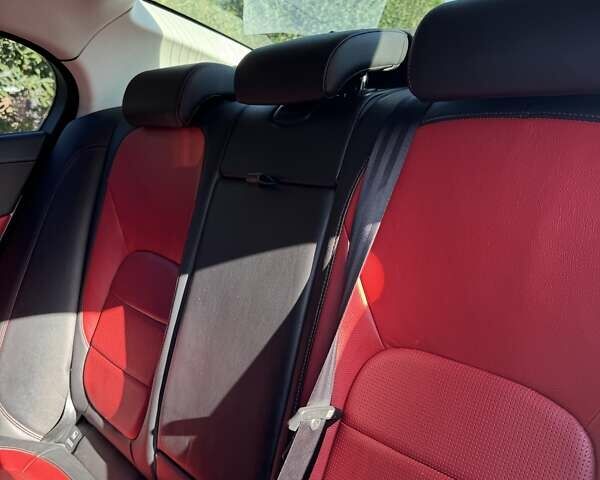Белый Ягуар XE, объемом двигателя 2 л и пробегом 160 тыс. км за 19500 $, фото 11 на Automoto.ua
