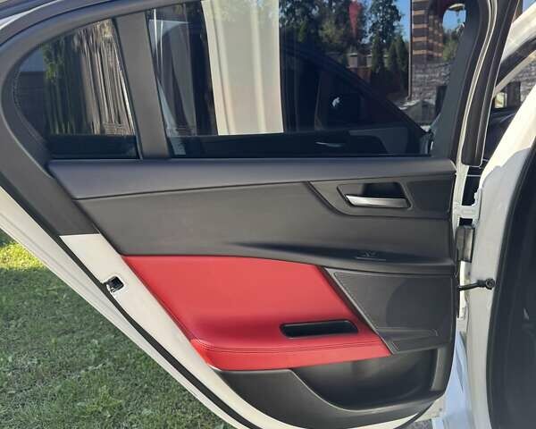 Белый Ягуар XE, объемом двигателя 2 л и пробегом 160 тыс. км за 19500 $, фото 6 на Automoto.ua