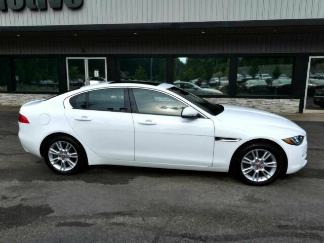 Белый Ягуар XE, объемом двигателя 2 л и пробегом 74 тыс. км за 3500 $, фото 3 на Automoto.ua