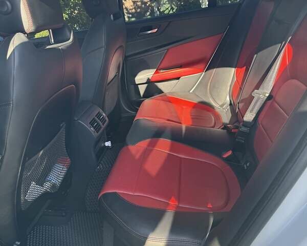 Белый Ягуар XE, объемом двигателя 2 л и пробегом 160 тыс. км за 19500 $, фото 7 на Automoto.ua