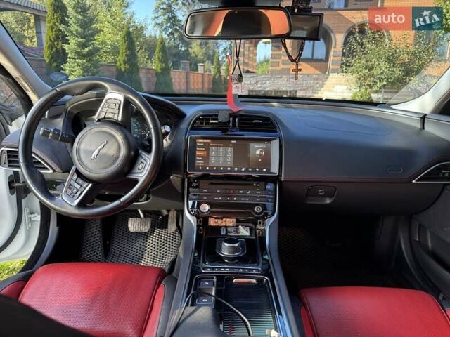 Белый Ягуар XE, объемом двигателя 2 л и пробегом 160 тыс. км за 19500 $, фото 33 на Automoto.ua