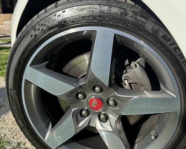 Белый Ягуар XE, объемом двигателя 2 л и пробегом 160 тыс. км за 19500 $, фото 60 на Automoto.ua