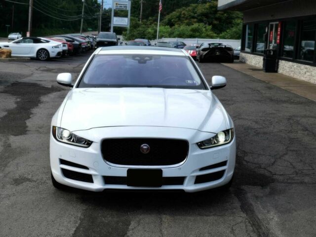 Белый Ягуар XE, объемом двигателя 2 л и пробегом 74 тыс. км за 3500 $, фото 1 на Automoto.ua