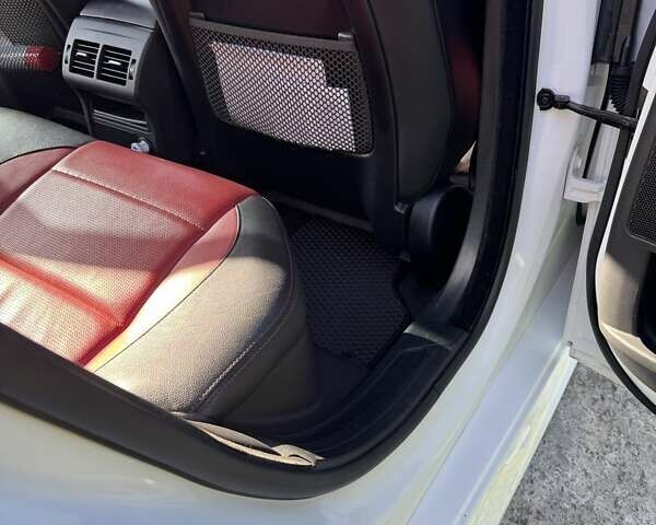 Белый Ягуар XE, объемом двигателя 2 л и пробегом 160 тыс. км за 19500 $, фото 14 на Automoto.ua
