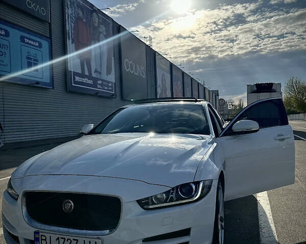 Белый Ягуар XE, объемом двигателя 2 л и пробегом 61 тыс. км за 23000 $, фото 1 на Automoto.ua