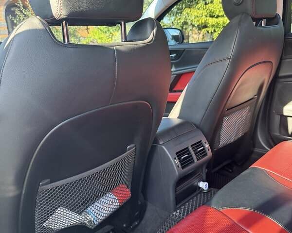 Белый Ягуар XE, объемом двигателя 2 л и пробегом 160 тыс. км за 19500 $, фото 10 на Automoto.ua