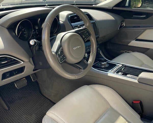 Белый Ягуар XE, объемом двигателя 2 л и пробегом 70 тыс. км за 18300 $, фото 12 на Automoto.ua