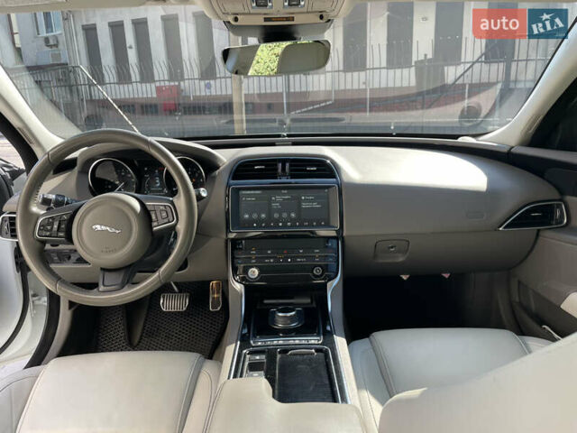 Белый Ягуар XE, объемом двигателя 2 л и пробегом 70 тыс. км за 18300 $, фото 14 на Automoto.ua