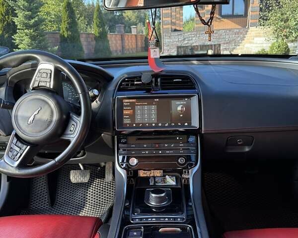 Белый Ягуар XE, объемом двигателя 2 л и пробегом 160 тыс. км за 19500 $, фото 32 на Automoto.ua