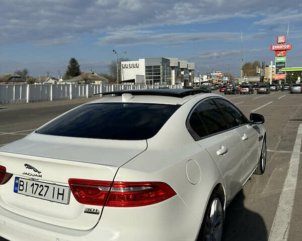 Белый Ягуар XE, объемом двигателя 2 л и пробегом 61 тыс. км за 23000 $, фото 3 на Automoto.ua